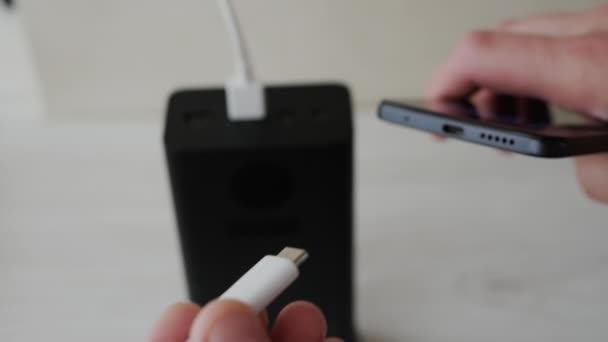 用Usb C类型的输出充电智能手机 一个人通过快速充电的电缆充电智能手机 将Usb连接器插入您的电话 — 图库视频影像