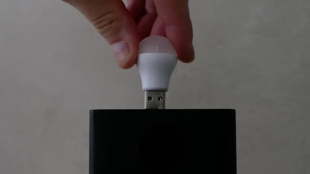 Saving Lighting Glow Lamp Charging Station Person Inserts Usb Bulb — Stock Video