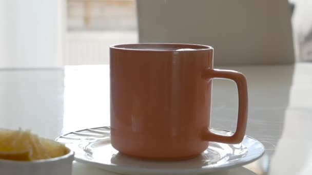 厨房桌上的一杯热茶 柠檬加茶 带有蒸汽的芳香茶 自制饮料 — 图库视频影像