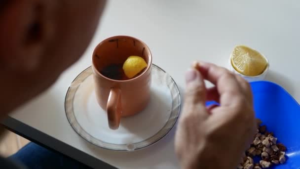 Chá Quente Uma Xícara Mesa Cozinha Homem Idoso Bebe Chá — Vídeo de Stock