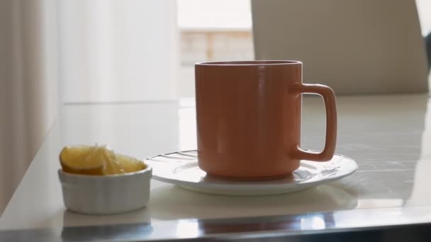 Gorąca Herbata Filiżance Kuchennym Stole Cytryna Herbatą Pachnąca Herbata Domowej — Wideo stockowe