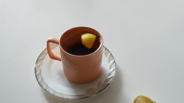 Heißer Tee Einer Tasse Auf Dem Küchentisch Ein Älterer Mann — Stockvideo