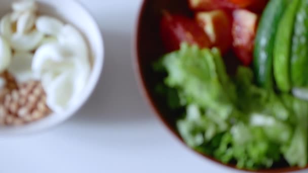 Lifli Yumurta Beyazlı Sağlıklı Yiyecekler Tabakta Yeşil Salata Yapımı Sağlıklı — Stok video