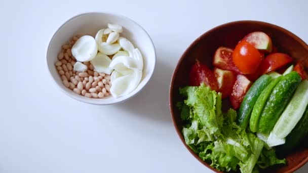 慢动作 开胃沙拉与煮豆子和蛋白蛋 蔬菜沙拉在盘子里 健康的自制食物 西红柿在盘子里 — 图库视频影像