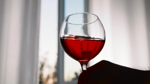Mężczyzna Degustuje Wino Szklankę Wina Męskiej Dłoni Czerwone Wino Zachodzie — Wideo stockowe