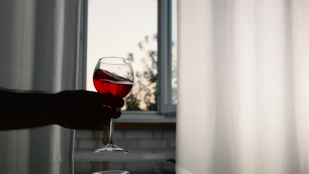 Sklenice Červeného Vína Mužské Ruce Someliér Ochutnává Víno Při Západu — Stock video