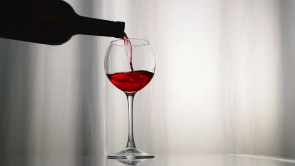 ボトルから赤ワインをグラスに注ぎ ゆっくりとした動き 天然の自家製ワインをグラスに注ぎます アルコールドリンクグレープ — ストック動画