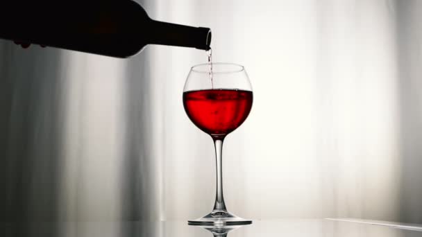 ボトルからガラスに赤ワインを注ぎ ガラスガラスに天然の自家製ワインを注ぎます アルコールドリンクグレープ — ストック動画