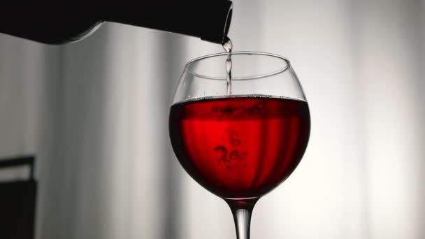 ボトルから赤ワインをグラスに注ぎ ゆっくりとした動き 天然の自家製ワインをグラスに注ぎます アルコールドリンクグレープ — ストック動画