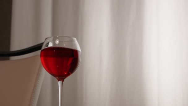 ワイングラススライド バーカウンターのガラスススライドに赤ワイン 天然ブドウワイン — ストック動画