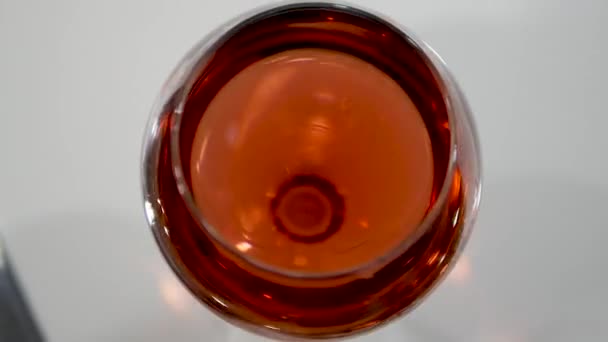 トップビュー 赤ワインがグラスに飛び込む スポットライトの背景にあるグラスに天然ワイン グラスでアルコールドリンクカルスニー — ストック動画