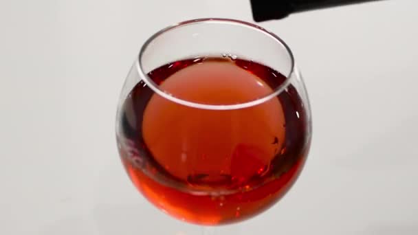 赤いブドウワインを白いテーブルの上にグラスに注ぎます クローズアップ ワイングラス — ストック動画