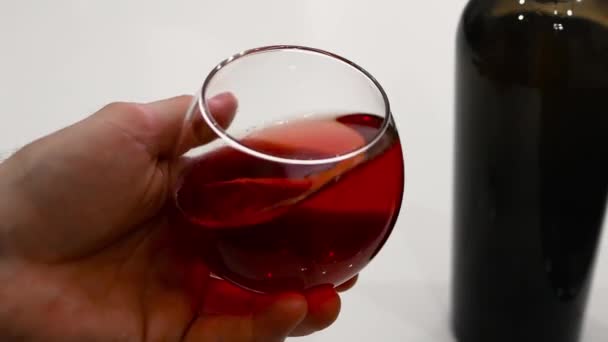 彼の手には赤ワインのグラスとソムリエ ゆっくりとした動き グラスに天然ワイン アルコールドリンクグレープ — ストック動画