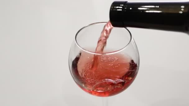 Vierte Vino Uva Roja Vaso Sobre Una Mesa Blanca Vista — Vídeos de Stock