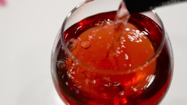 Roter Traubenwein Ein Glas Auf Einem Weißen Tisch Gießen Großaufnahme — Stockvideo