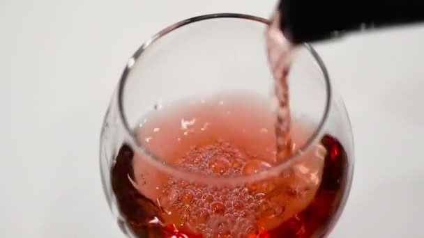 赤いブドウワインをゆっくりとグラスに注ぎます クローズアップ ワイングラス ワインボトル — ストック動画