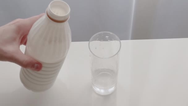 Hombre Vierte Leche Fresca Vaso Transparente Hombre Bebe Producto Lácteo — Vídeos de Stock