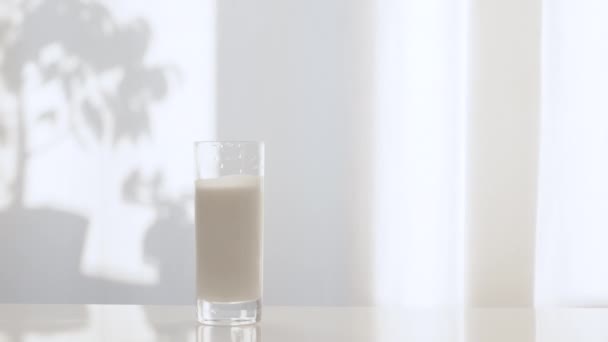 Plastik Süt Şişesiyle Bir Bardak Süt Kaydır Beyaz Kadife Perdelerin — Stok video