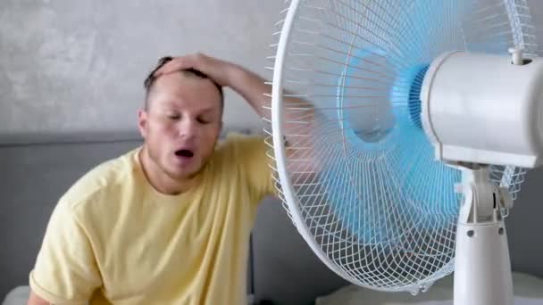 Muž Unikne Vedra Ventilátor Vychladne Člověka Vedra Větrací Lopatky Točí — Stock video