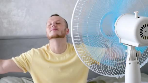 Happy Young Man Sta Scappando Dal Calore Ventilatore Del Condotto — Video Stock