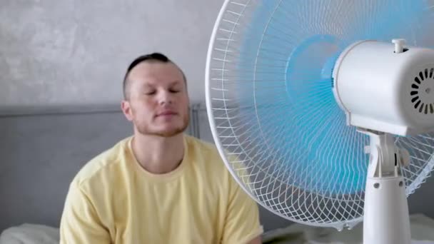 Молодий Чоловік Втікає Від Спеки Вентилятор Каналів Охолоджує Людину Від — стокове відео