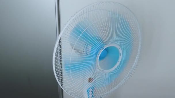 人工的なクーラー 電気ファン 風の刃 空気を吹く ファンブレードは部屋を冷却する — ストック動画