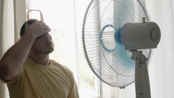 Молодой Человек Остывает Жары Вентилятор Охлаждает Человека Жары Лезвия Вентилятора — стоковое видео