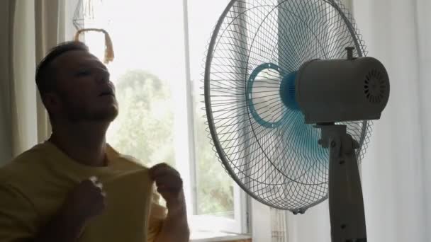 Genç Adam Sıcak Havadan Serinliyor Vantilatör Adamı Sıcaktan Serinletiyor Pervaneler — Stok video