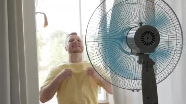 Молодой Человек Квартире Охлаждается Вентилятором Жаркого Лета Лезвия Вентиляторов Воздуховодов — стоковое видео