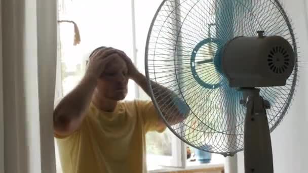 Young Man Esfria Clima Quente Ventilador Duto Esfria Homem Calor — Vídeo de Stock