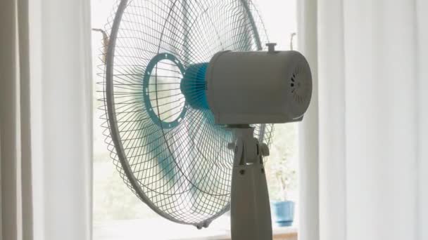 Mesterséges Hűtő Lakásban Elektromos Ventilátor Hűti Forró Nyár Levegőjét Szél — Stock videók