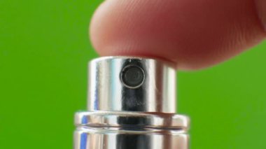 Aroma yayıcı sprey, yeşil arka planda klozet suyu düğmeli tüttürme. Krom anahtar, parfüm spreyi kamera ekranına, atomlaştırıcıya