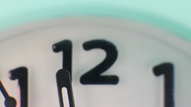 秒針のクローズアップ 12時に 時計のティックのマクロショット — ストック動画