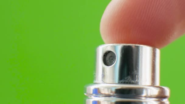 在绿色的背景上很容易被洗净 采购产品色键 香水分配器 记者剪切机 破碎香水按钮 — 图库视频影像