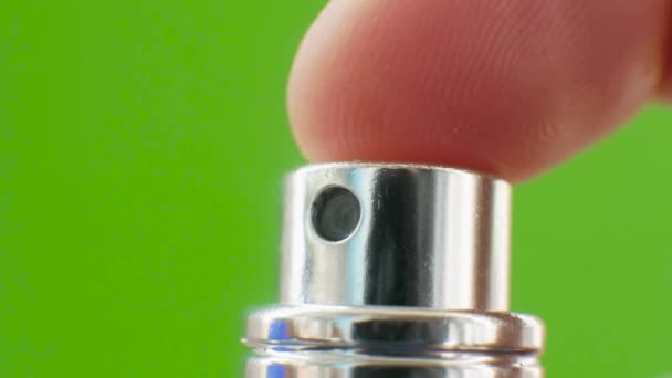 芳香喷雾 浅绿色背景的洗发水 采购产品色键 香水分配器 记者剪切机 香水按钮 — 图库视频影像