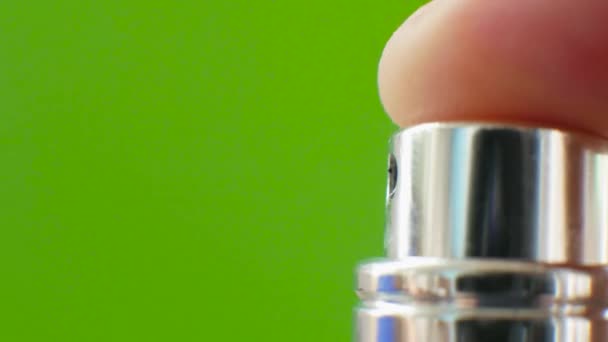 喷出芬芳的喷雾 浅绿色的背景上散发出柔和的洗发水 采购产品色键 香水分配器 记者剪切机 香水按钮 — 图库视频影像