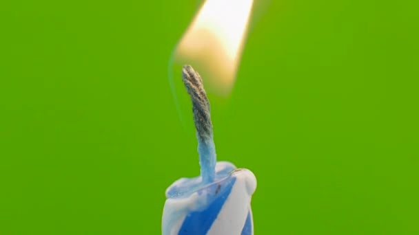 Άναψε Ένα Κερί Πράσινο Φόντο Χρωματικό Κλειδί Ανάψτε Ένα Μπλε — Αρχείο Βίντεο