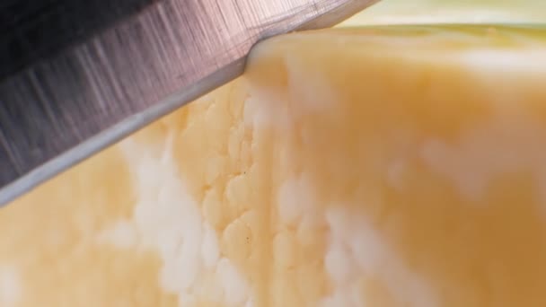 Hartkäse Mit Dem Messer Schneiden Naturkäse Nahaufnahme Schneiden Geschmolzener Käse — Stockvideo