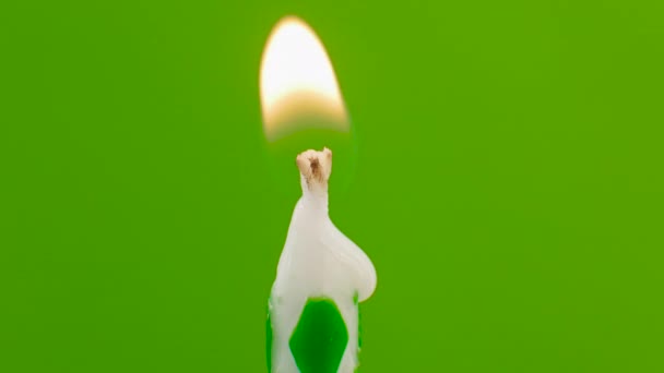 Zapal Świeczkę Zielonym Tle Klucz Chromowy Zapal Zieloną Świecę Zapalonym — Wideo stockowe