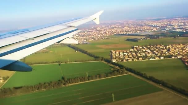飞行过程中的机翼 客机在空中 客机降落 用云彩俯瞰美丽的天空 2013年2月 意大利罗马 — 图库视频影像