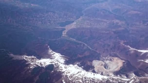 ソフトフォーカス 飛行機の窓からの美しい山々 飛行中の旅客機 トップビュー 飛行中のマウンテンビュー — ストック動画