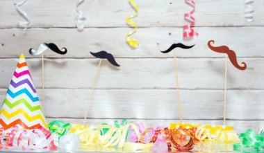 Doğum günü. kopyalama alanı. Geçmiş yıl dönümü yaratıcı kartpostal kutlaması. Dekorasyon ve süslemelerle dolu şenlikli bir arka plan. Metso için metin.