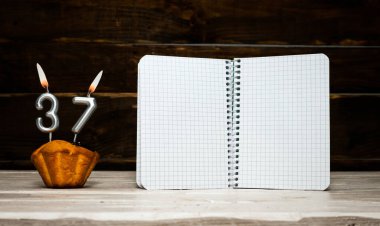 37 numarayla doğum günü, kopyalama alanı. Yıldönümü arkaplan yaratıcı kartpostal tebrik açık bir not defteri ile boş bir sayfa ile. Metin çerçeveli şenlikli arkaplan.