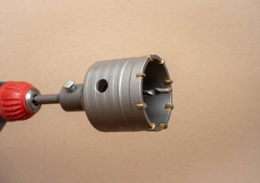 Eve prizler yerleştirildi. Elektrik prizlerini delmek için matkapla delmek. Tuğla bir duvarı delmek için inşaat araçları.