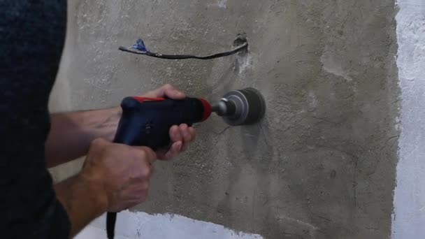 Duvara Soket Kutuları Yerleştirmek Bir Erkek Işçi Elinde Matkapla Duvarda — Stok video