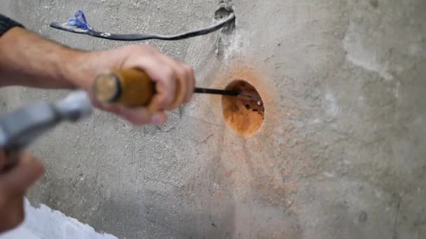 Installation Douilles Dans Mur Briques Ouvrier Masculin Démonte Renfort Dans — Video