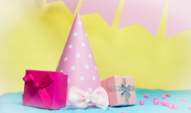 Doğum tarihin. Renkli bir kart. Doğum günün kutlu olsun. Uzayı kopyala Yıldönümü kartı pembe. Dekorasyon için tebrikler..