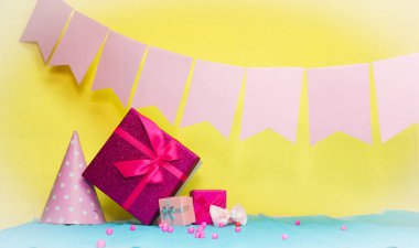 Doğum tarihin. Renkli bir kart. Doğum günün kutlu olsun. Uzayı kopyala Yıldönümü kartı pembe. Dekorasyon için tebrikler..