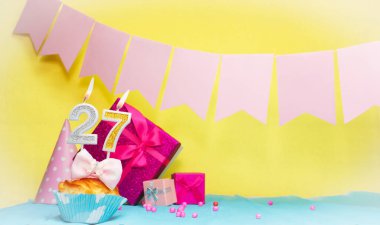 Doğum tarihi, pasta ve 27 numara. Renkli bir kart. Doğum günün kutlu olsun. Uzayı kopyala Yıldönümü kartı pembe. Dekorasyon için tebrikler..
