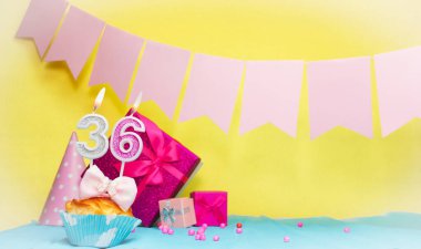Doğum tarihi pasta ve 36 numara. Renkli bir kart. Doğum günün kutlu olsun. Uzayı kopyala Yıldönümü kartı pembe. Dekorasyon için tebrikler..